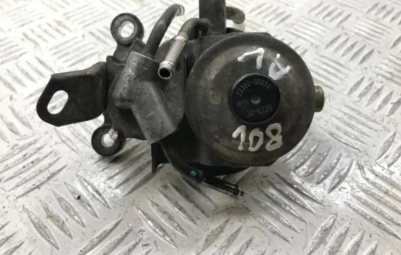 Toyota Avensis T270 Fuel filter bracket/mount holder 233800R051 233000R050