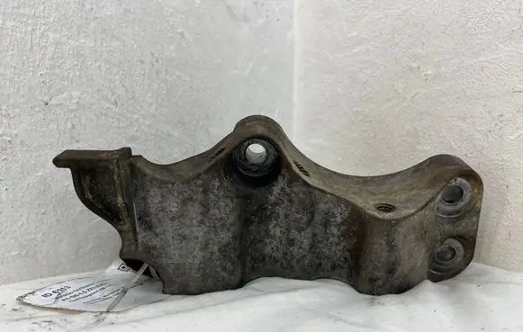 Engine mounting bracket