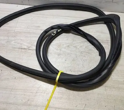 Suzuki Vitara (LY) Front door rubber seal 