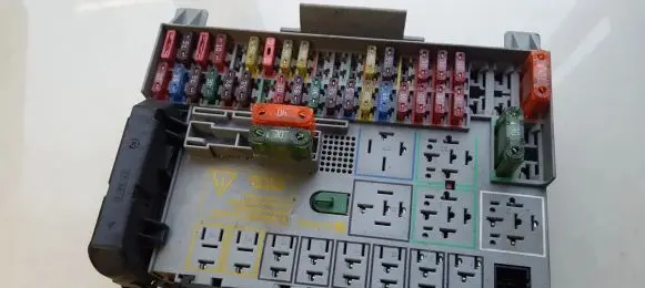 Opel Zafira A Fuse box set 90589965 90589979