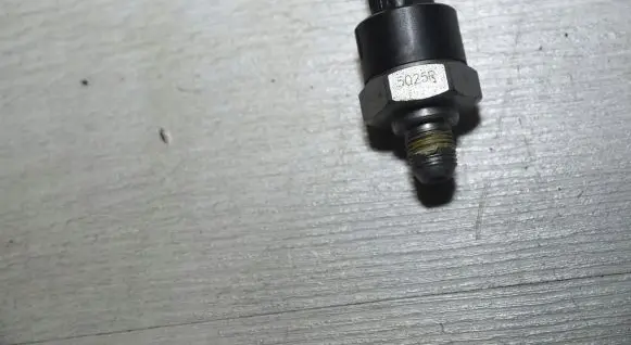 Dacia Duster II Oil pressure sensor 252405025R