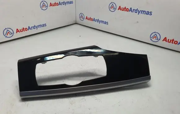 Dashboard glove box trim