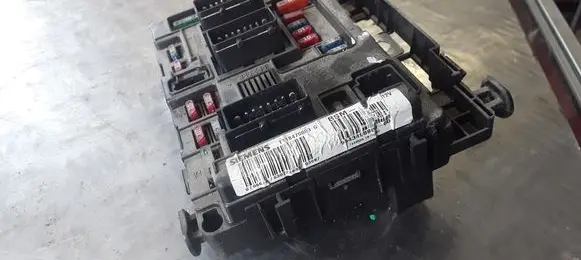 Peugeot 206 Fuse module 9643498880
