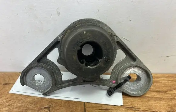 Cadillac CTS Muffler mount bracket/holder 23328485