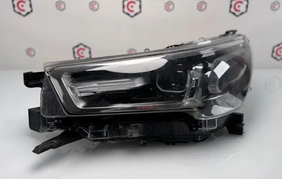 Toyota Hilux VIII Headlight/headlamp NULL