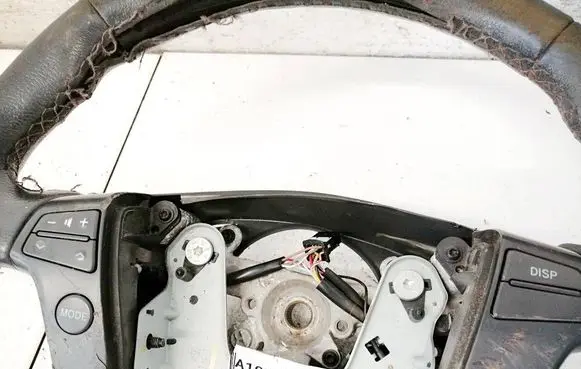 Steering wheel buttons/switches
