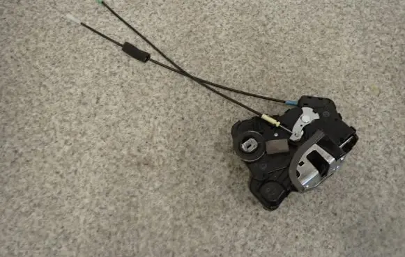 Suzuki Grand Vitara II Rear door lock