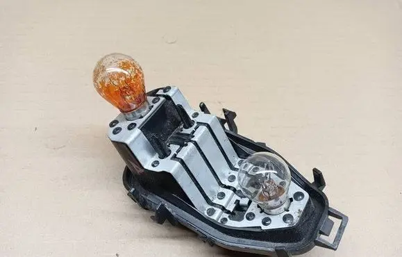 Renault Clio IV Tail light bulb cover holder