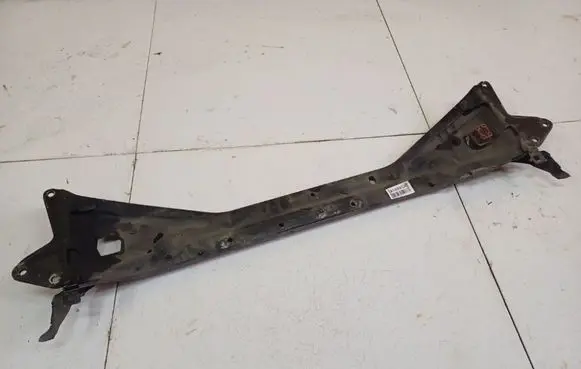 Mercedes-Benz CLS C219 Radiator mount bracket A0009912195