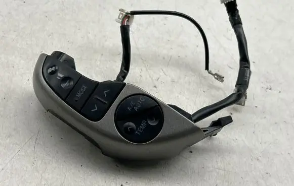 Toyota Prius (XW20) Steering wheel buttons/switches F70CV142 8D3D