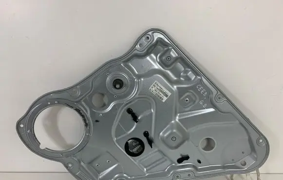 Rear door manual window regulator