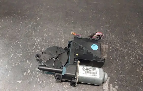 Volkswagen Polo Front door window regulator motor 6Q2959802A