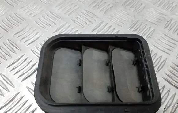 Skoda Octavia Mk2 (1Z) Quarter panel pressure vent 6J0819465