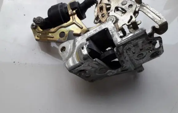 Mercedes-Benz C W202 Rear door lock 2027300635