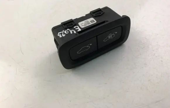 Volvo XC90 Tailgate/boot open switch button 31674801