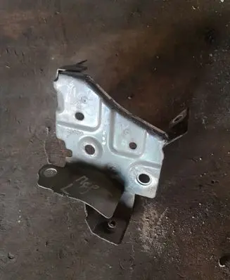 Renault Megane III Fender mounting bracket 6256102E