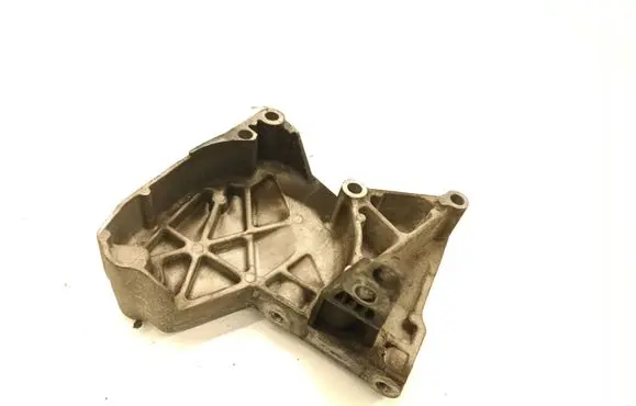 Engine mounting bracket