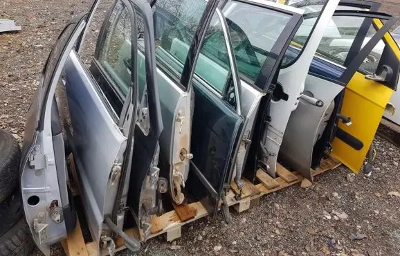 Peugeot 406 Front door juodos
