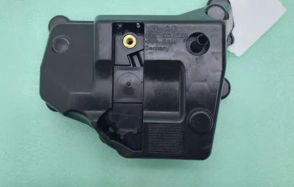 Volkswagen Golf VII Other engine bay part 04E103729