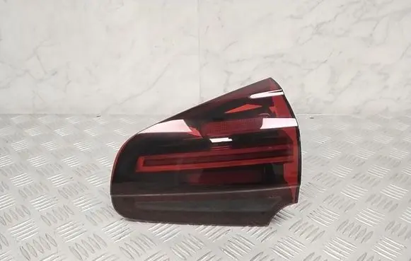 Tailgate rear/tail lights