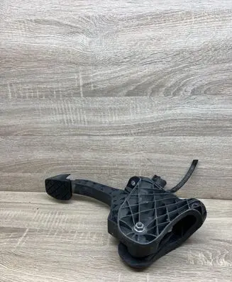 Volkswagen Golf V Clutch pedal 1K1721059CH