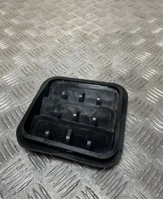 Quarter panel pressure vent