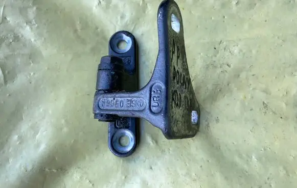Mercedes-Benz C W203 Front door lower hinge A2037200437