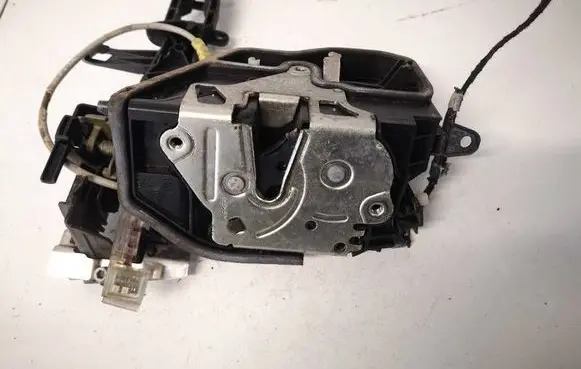 BMW 1 E81 E87 Front door lock 7167077