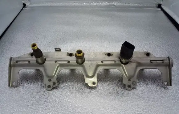 Volkswagen PASSAT B6 Fuel Injector clamp holder 06F133317L 2900902761 06J906051