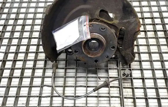 Nissan Qashqai Front wheel hub spindle knuckle 