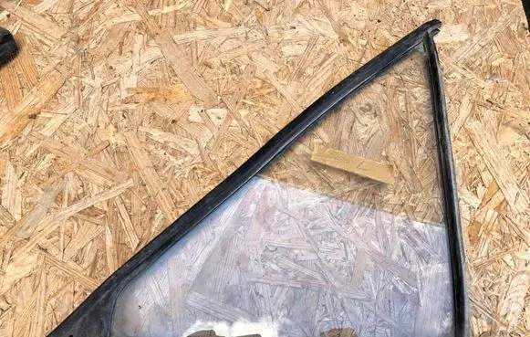 Ford Fiesta Front vent window/glass (coupe) 