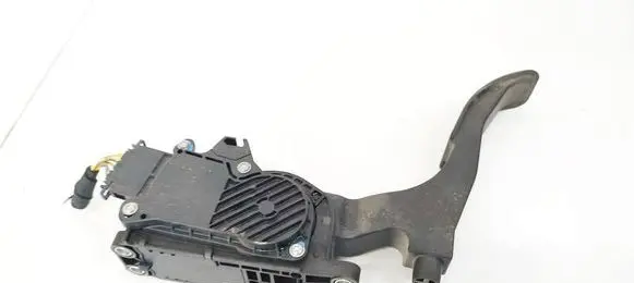 Accelerator throttle pedal