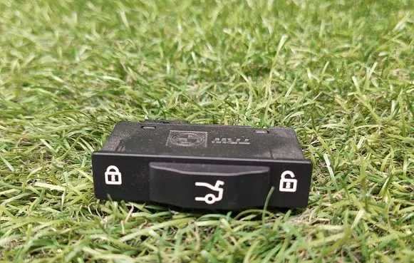 BMW 3 E90 E91 Tailgate/boot open switch button 8379766 61318379766