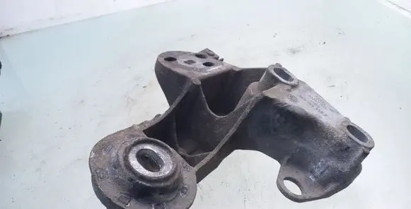 Audi A4 S4 B7 8E 8H Engine mounting bracket 8E0199352F