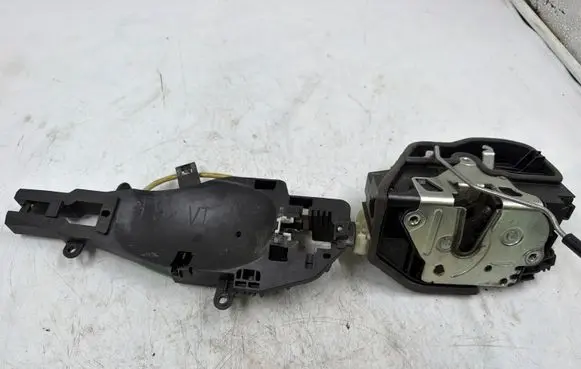 BMW X1 E84 Front door lock A053702