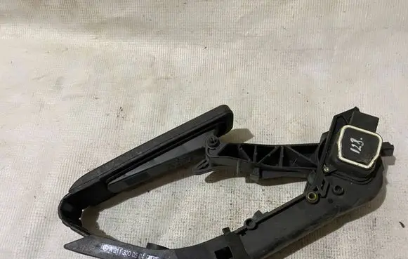 Mercedes-Benz E W211 Accelerator throttle pedal a2113000504 2113000504