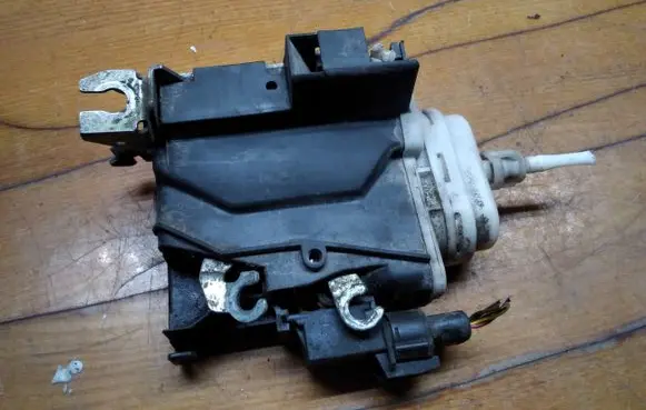 Audi A4 S4 B6 8E 8H Front door lock 8D2837015F
