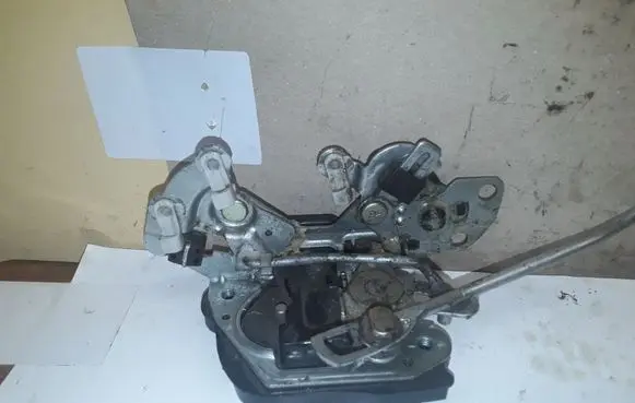 Hyundai Trajet Front door lock NOCODE
