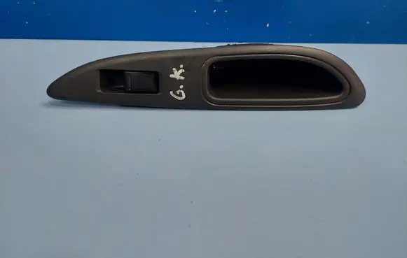 Nissan Primera Electric window control switch 25411AV600 82961AV760