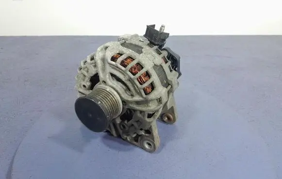 Dacia Sandero Generator/alternator 231001629R