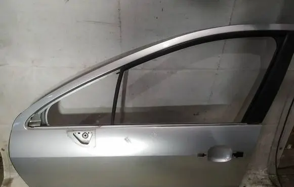 Peugeot 407 Front door pilkos
