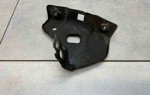 Volkswagen Sharan Fender mounting bracket 7N0821135A