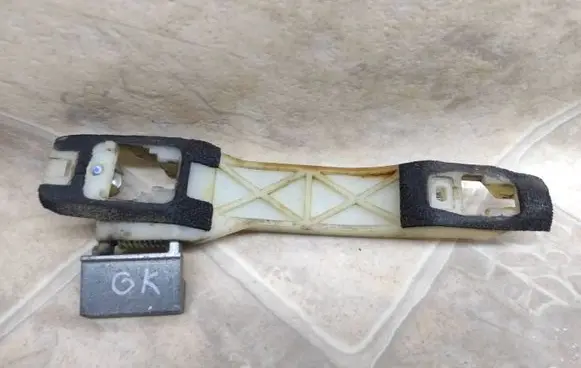 Rear door exterior handle/bracket
