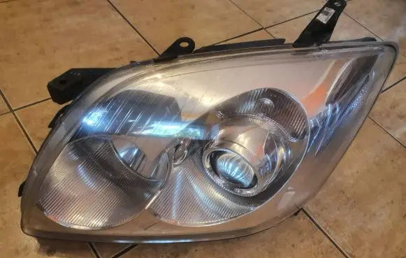 Toyota Avensis T250 Headlight/headlamp UPM60F20