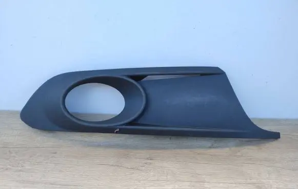 Volkswagen Jetta VI Front fog light trim/grill 5C6853666A