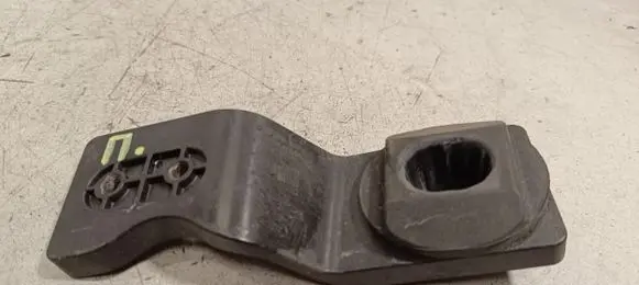 Radiator mount bracket