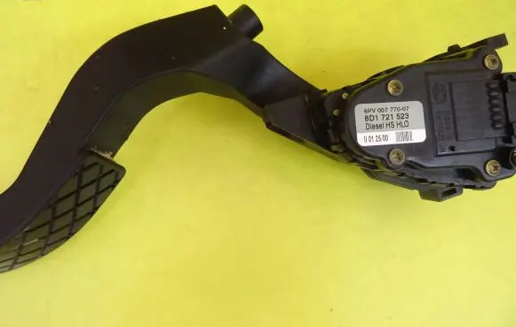 Audi A4 S4 B5 8D Accelerator throttle pedal 8EI721523