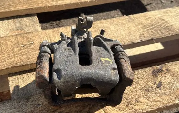 Opel Vivaro Rear brake caliper 