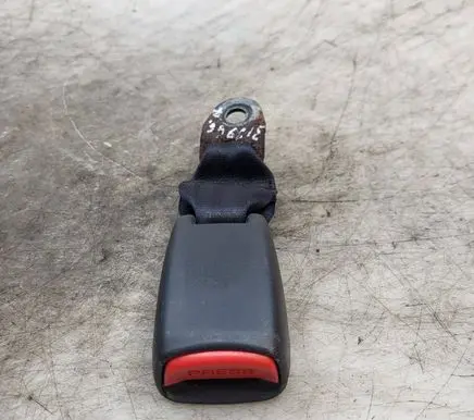 Citroen C-Crosser Rear seatbelt buckle