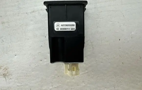 Mercedes-Benz E W238 USB socket connector A2138203200 22228414